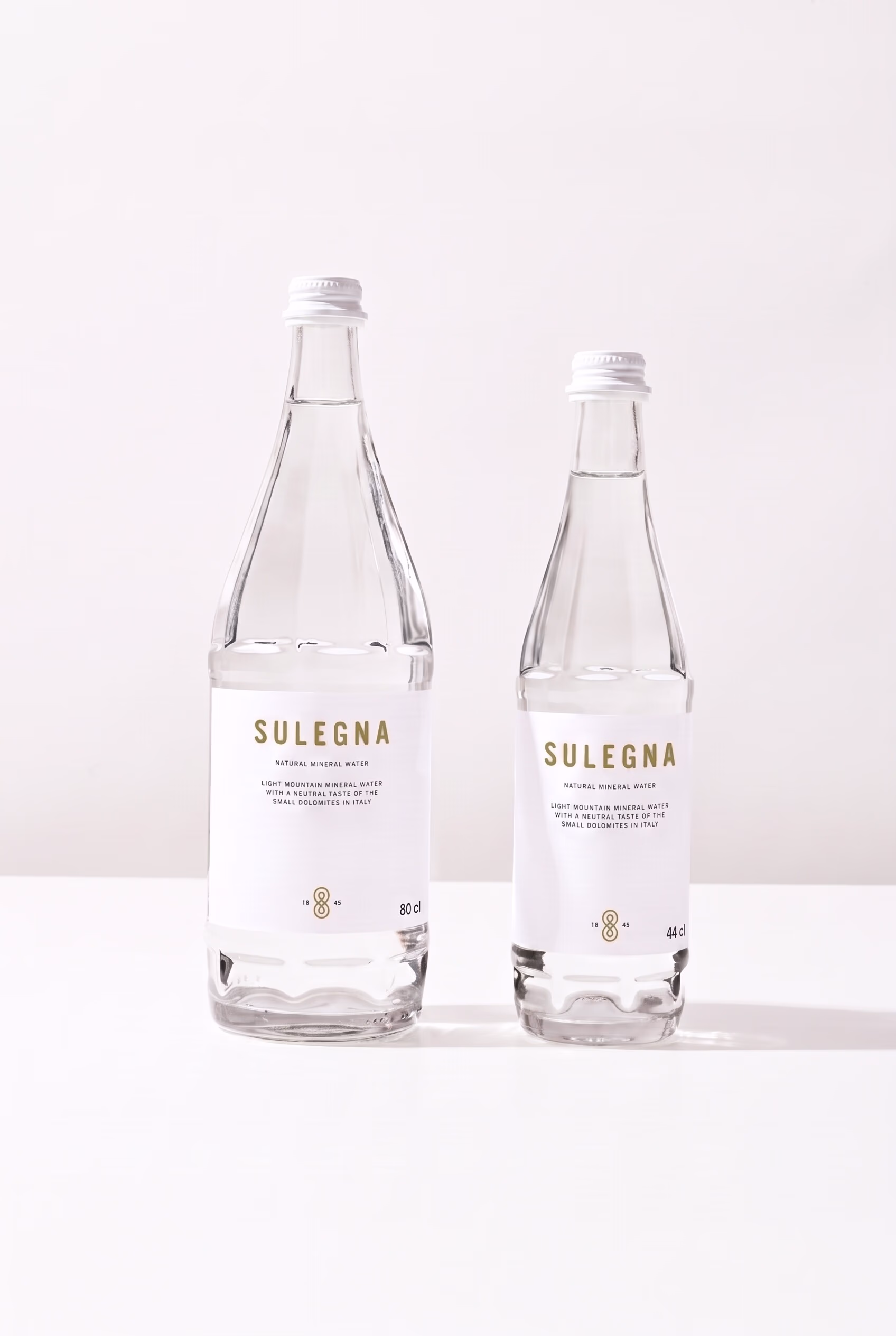 Steklenici SULEGNA Natural, 80 cl in 44 cl, druga ob drugi na belem