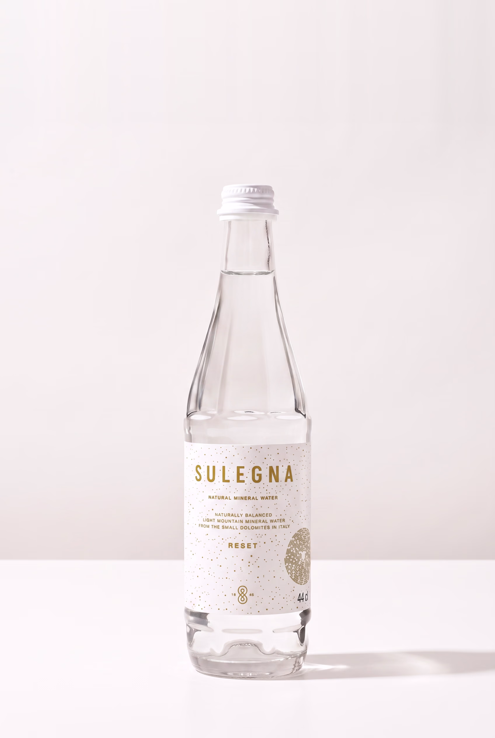 Steklenica SULEGNA Reset 44 cl na belem s krožnim znakom iz številk na etiketi